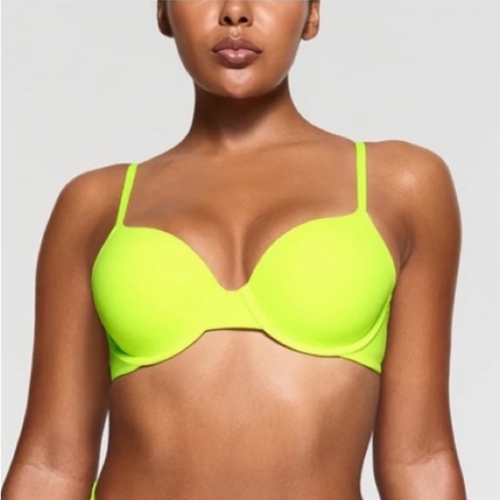 NWT- Skims. Fits everybody T-shirt bra. Color: Green Highlighter. Size: 40DDD
